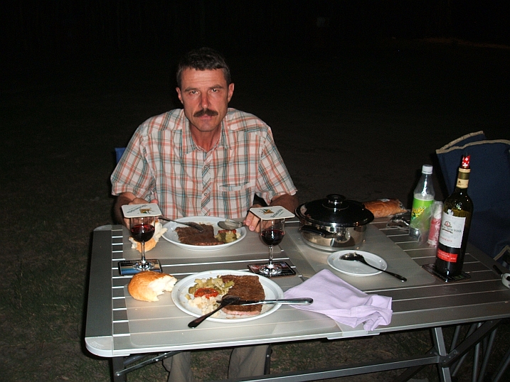 Unser erstes selbst gegrilltes Fleisch in Namibia schmeckt lecker!