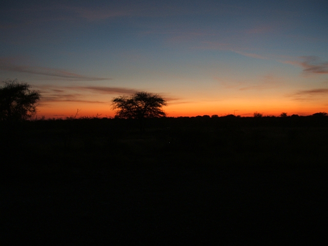 Eine letzte Abendstimmung bei Okaukuejo im Etosha Nationalpark