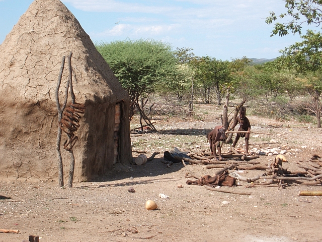 Bei den Himbas: Zwei Mädchen beim spielen