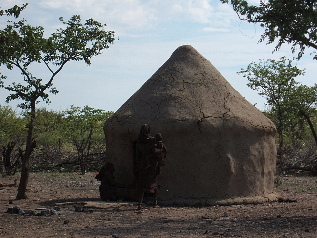 Himba Hütte und zwei Himbafrauen mit Kleinkind