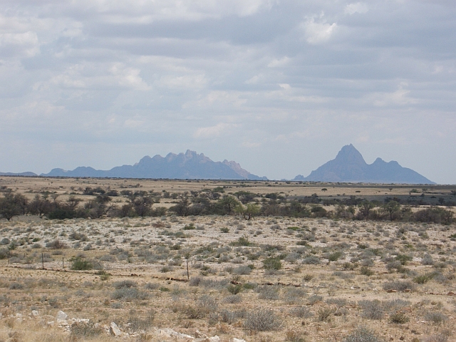 Rechts die Spitzkoppe, links die Pondoks