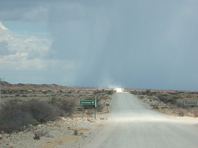 Zum Glück biegen wir vor der Regenwand nach rechts ab