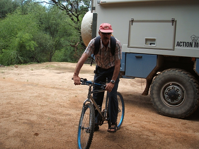 Thomas fährt mit dem Velo zum Sonntagseinkauf