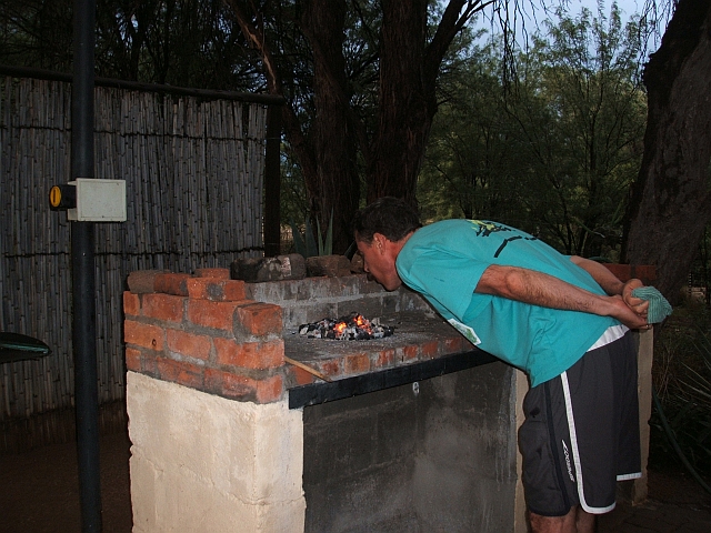 Thomas, der Grillmeister kämpft um seine Glut