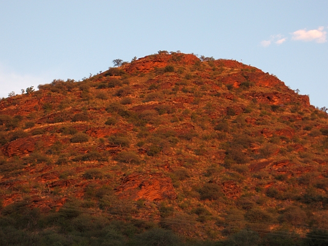 Letzte Sonnenstrahlen verfärben den Hügel hinter dem Elisenheim bei Windhoek
