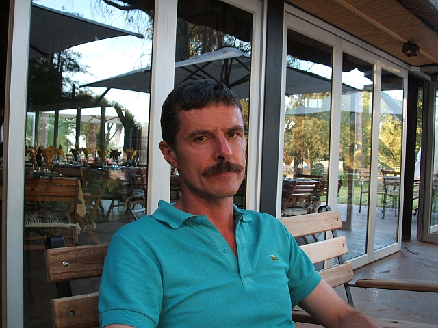 Thomas schaut einmal mehr kritisch in die Kamera