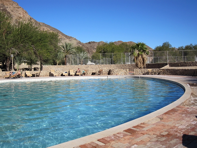 Der grosse, angenehm warme Pool