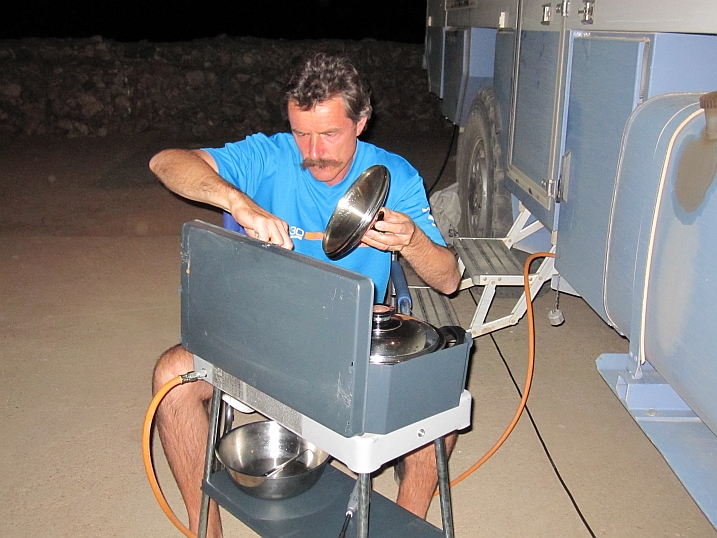 Thomas rührt in der Pfanne