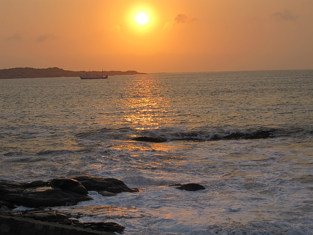 Die Sonne senkt sich über der Radford Bay