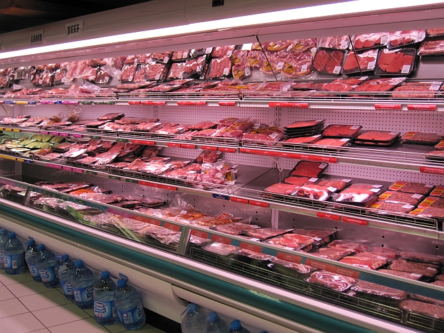 Fleischvitrine mit grosser Auswahl im eher kleinen Checkers Supermarkt in Klein Windhoek