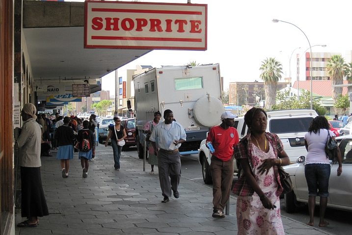 Obelix parkiert wieder einmal am Strassenrand im Stadtzentrum