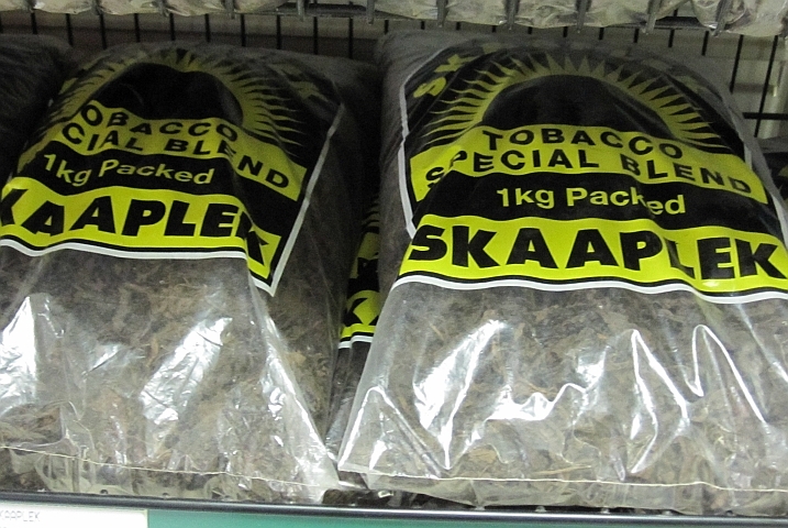 Tabak steht kiloweise im Supermarkt von Outjo zum Verkauf