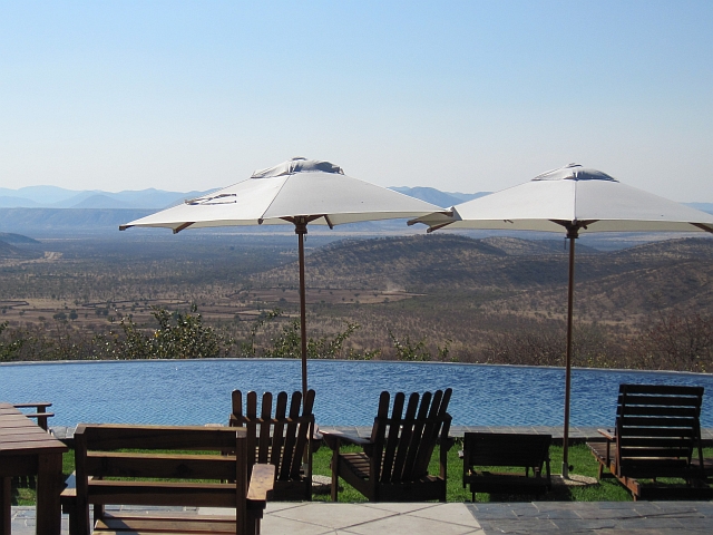 Ein Pool mit Aussicht im Opuwo Country Hotel im Nordwesten des Landes