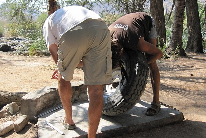 Dänu und Thomas machen sich am Reifen zu schaffen