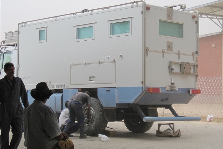 Radmontage im Sandgestöber