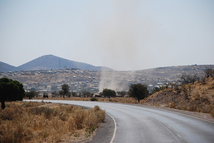 Aufgewirbelter Staub bei Opuwo