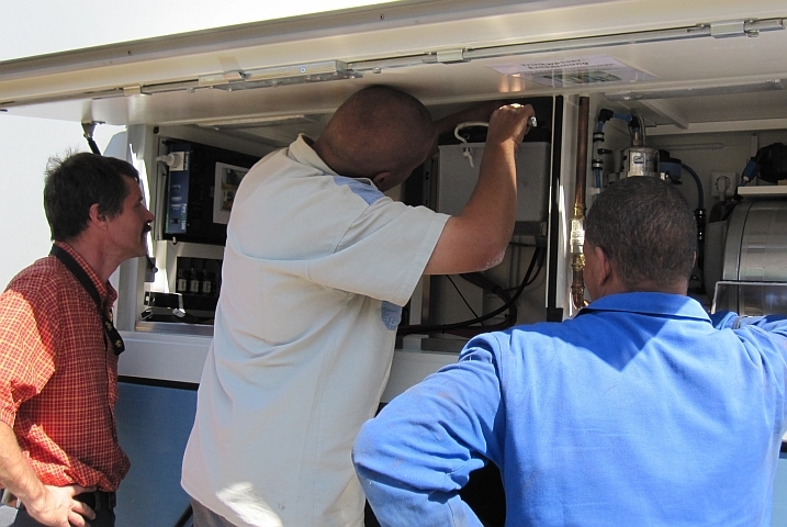 Demontage der schweren Batterien aus dem Technikschrank