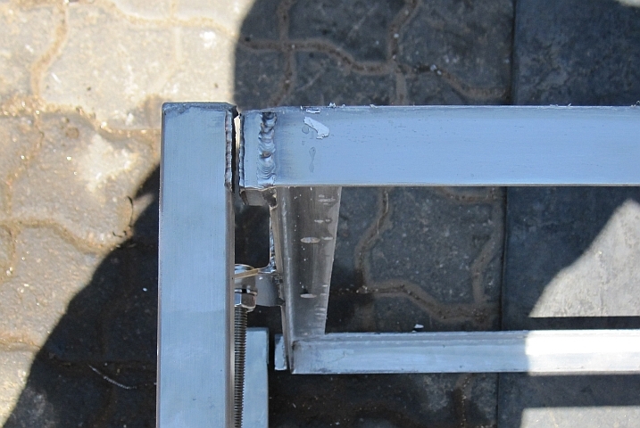 Die gerissene Schweissnaht am demontierten Gestell