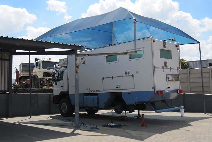 Obelix ohne Hinterräder unter einem Sonnendach