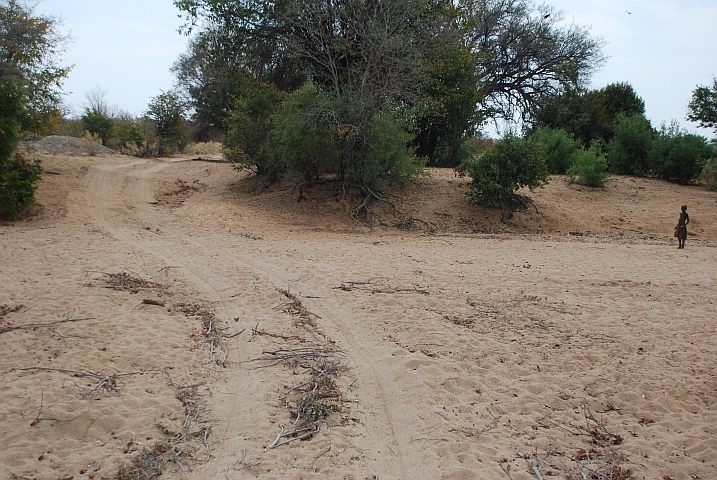 Die Piste durchquert kurz vor Etengwa den trockenen, sandigen Ombuko