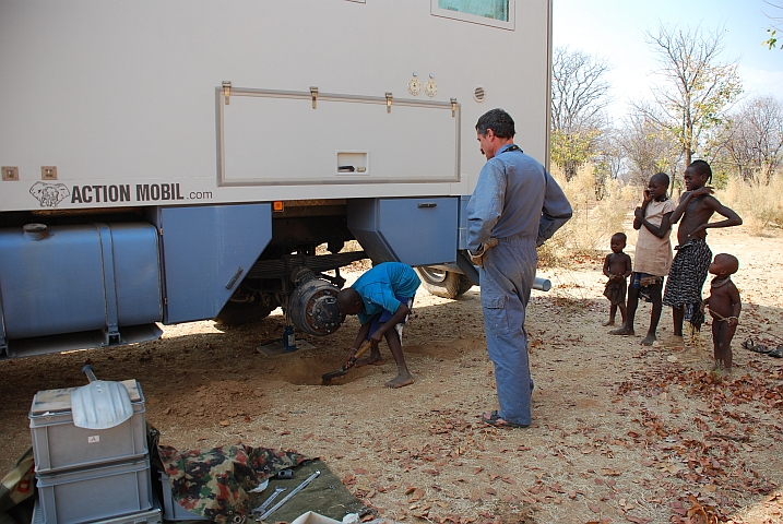 Thomas lässt einen Jungen schaufeln