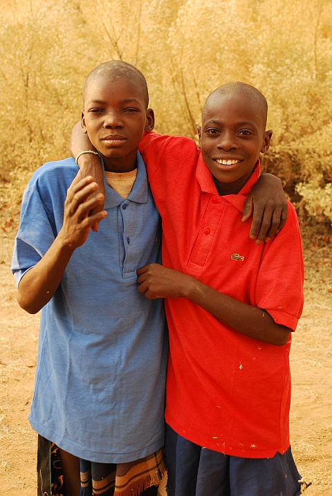 Zwei Himbajungen in Etengwa, frisch eingekleidet