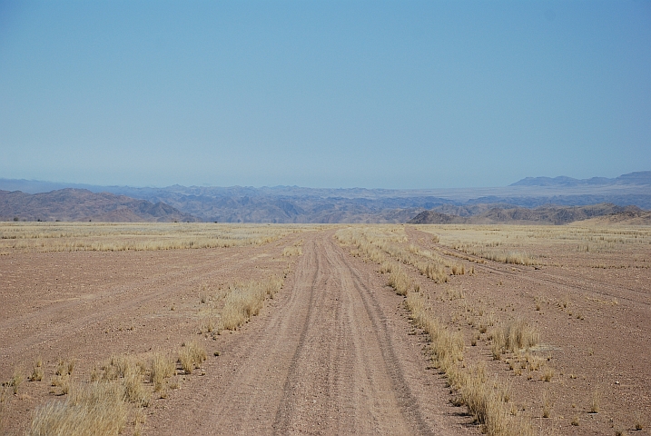 Die Piste auf der Ebene, dahinter das Hoarusib Tal