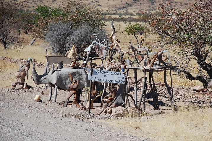 Einer der vielen Souvenirverkaufsstände an der Touristenroute vom Etosah Nationalpark an die Skelettküste