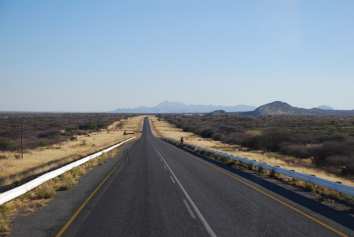 Kurz vor Omaruru kommen die Erongoberge in Sicht