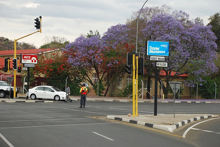 Militärpolizist regelt den Verkehr