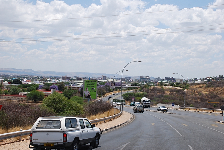 Auf der Robert Mugabe Avenue stadteinwärts