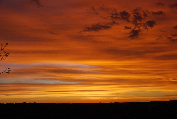 Ein letzter feuriger Sonnenuntergang bei Windhoek