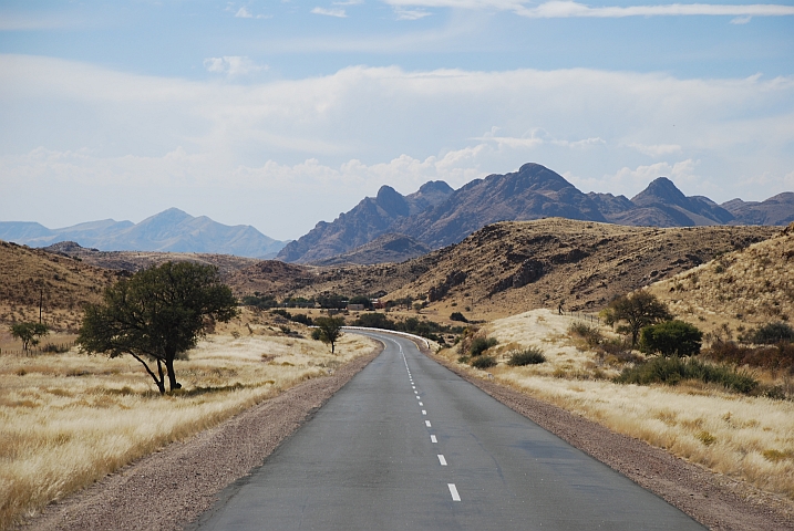 Die Strasse nach Keetmanshoop führt den Karasbergen entlang