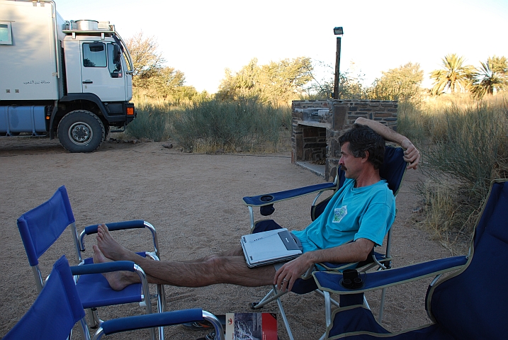 Thomas geschafft von der Arbeit im Lehnstuhl