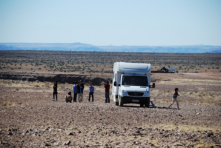 Zwei Japanerfamilien mit einem Wohnmobil