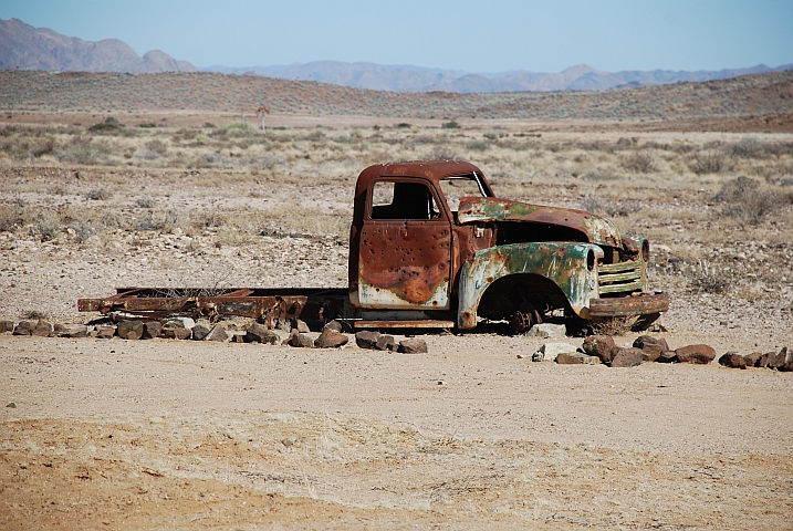 Verrostetes, altes Pickup-Wrack am Pistenrand