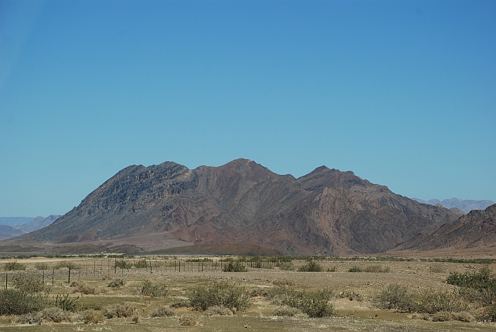 Dieser Berg drückt den Gamchab rechts in die Schlucht