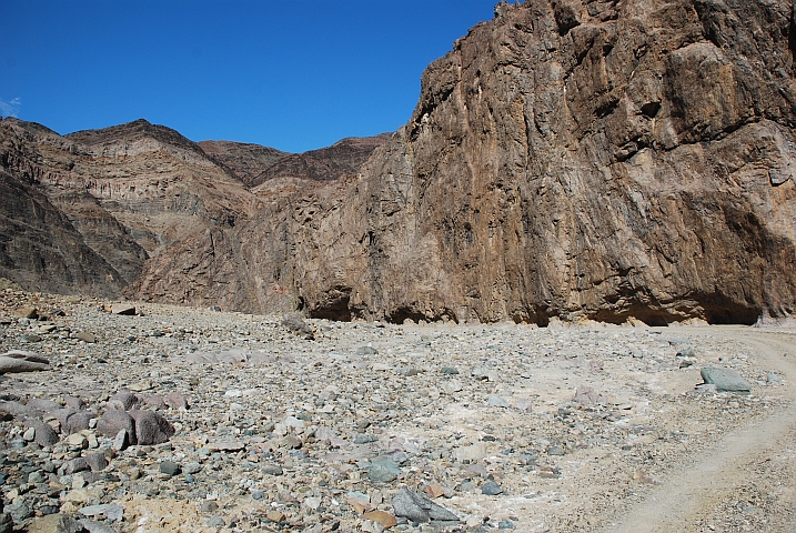 Durch diese Felsen findet nicht nur der Fluss seinen Weg, sondern auch wir