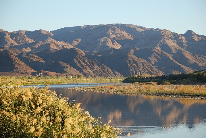 Der Orange im Nachmittagslicht flussaufwärts