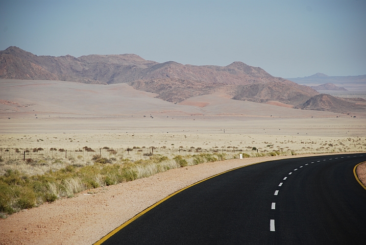 Die Strasse nach Lüderitz kurz nach Aus