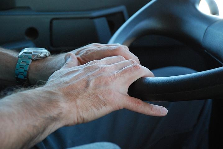 Thomas hält das Steuer locker bei 75 Sachen