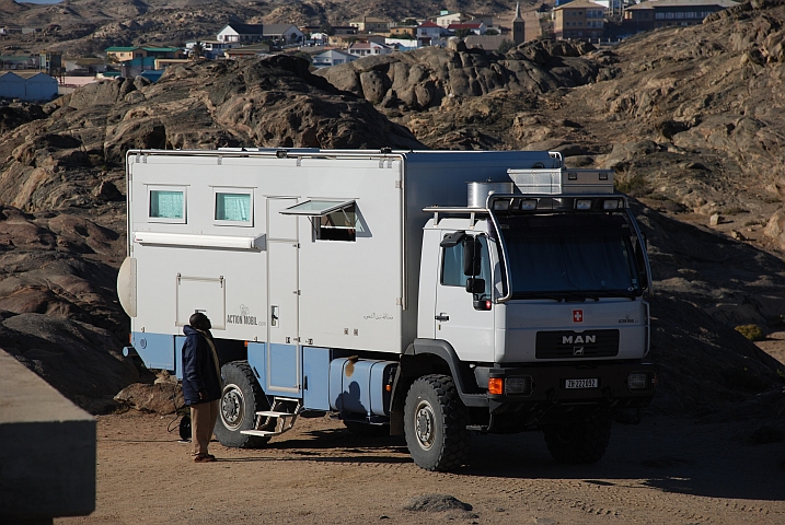 Der Manager des Campingplatzes steht vor Obelix