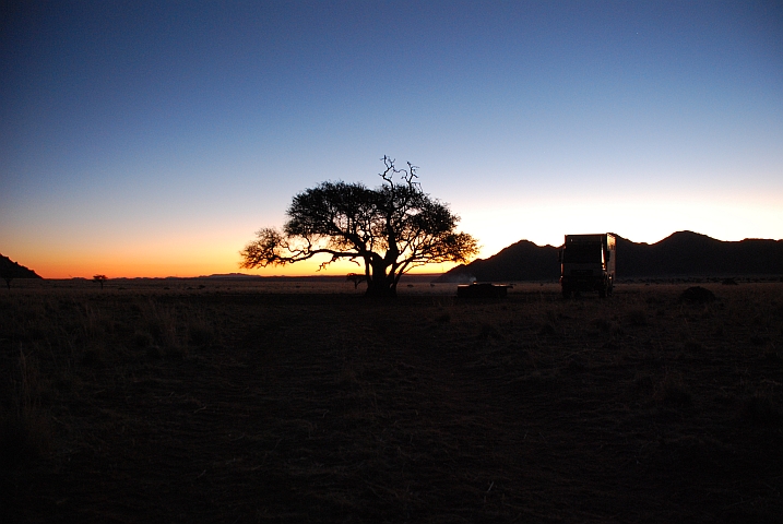 Traumhaft farbige Abenddämmerung am Rande der Namib