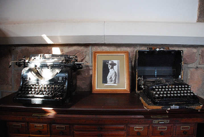 Bild von Baron Hans-Heinrich von Wolf, dem Erbauer dieses exzentrischen Bauwerks