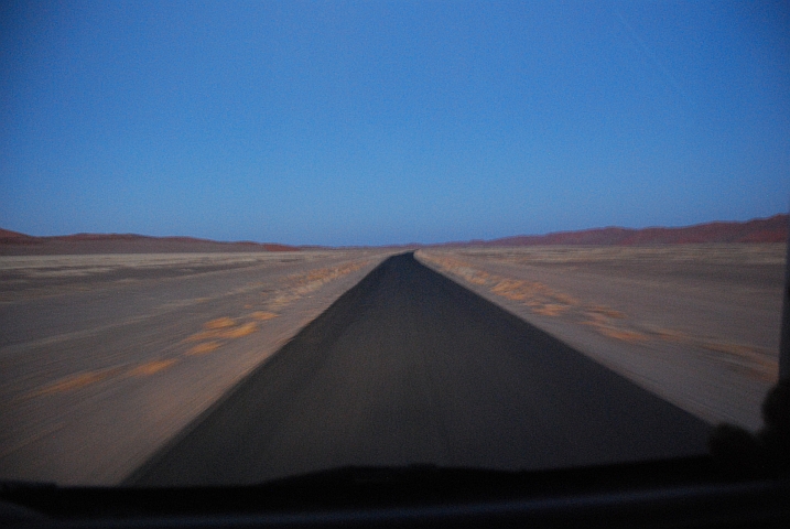 Die Strasse nach Sossusvlei sieht in der Morgendämmerung aus wie im Fahrsimulator