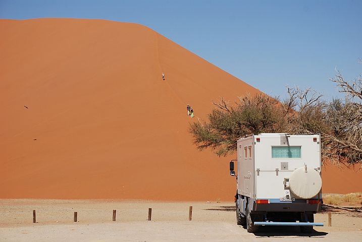 Obelix an der Düne 45 und einige Touris, die diese besteigen
