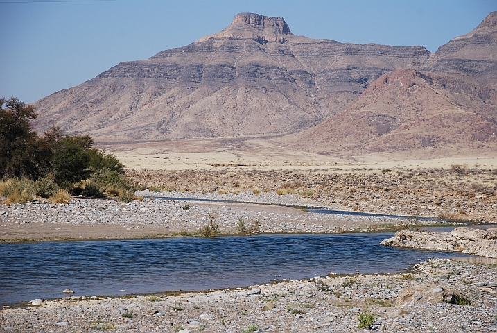 Der Tsauchab, der sich ins Sossusvlei ergiesst, einige Kilometer oberhalb des Sesriem Canyon