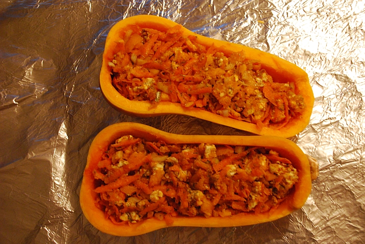 Gefüllter Butternusskürbis, der in Alufolie eingepackt direkt in die Glut kommt