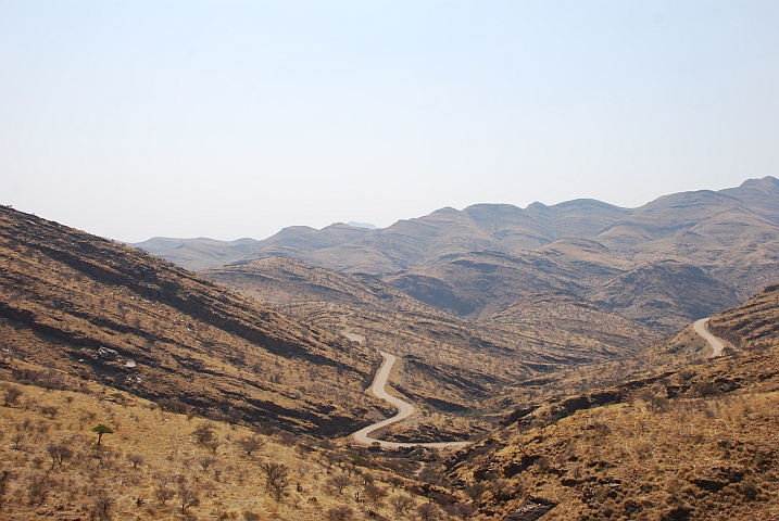 Die Gamsbergpassstrasse windet sich durchs Gelände