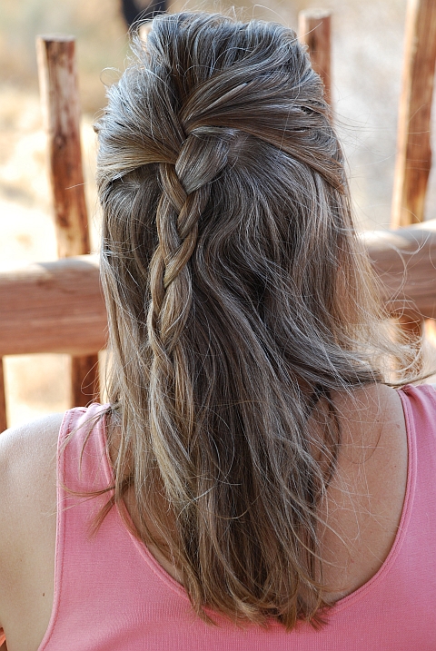 Isabellas Haare teilweise gezöpfelt